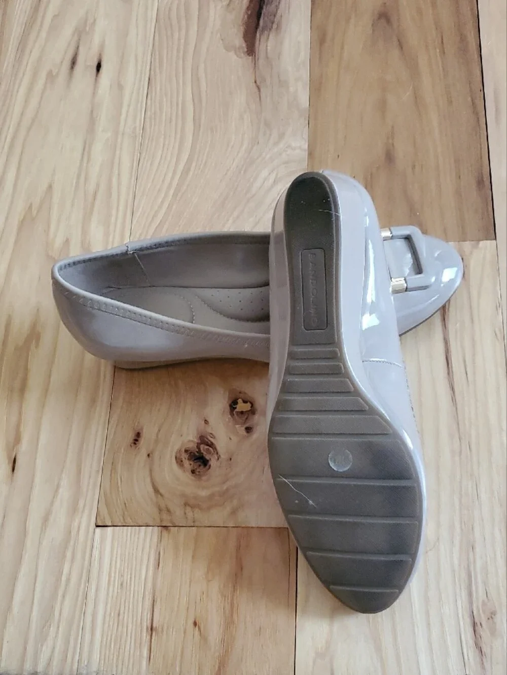 Bandolino Women's Light Gray Patent Ballet Flats with Gold Buckle 7M. BEIGE.
